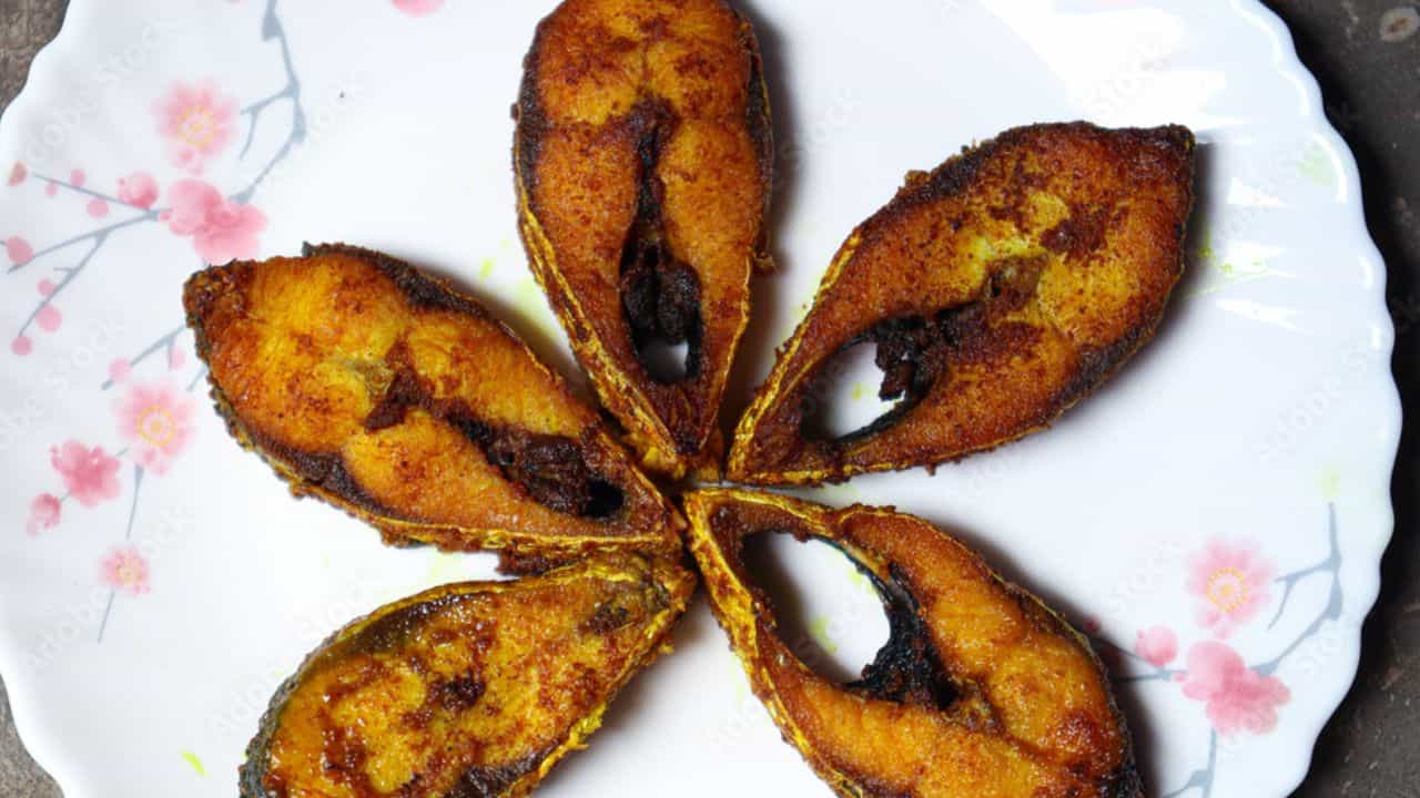 বর্ষাকাল মানেই ইলিশ আর চিংড়ির মরশুম। বাজারে ইলিশ কিনতে গেলে অবশ্য হাতে ছ্যাঁকা লাগে। তবে ইলিশ না হলেও বাঙালির প্রিয় চিংড়ি কেনাই যায়