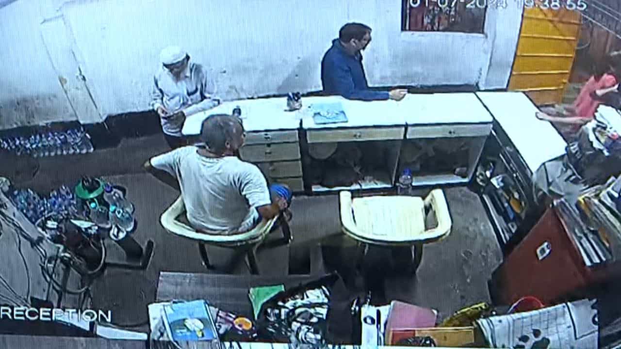 Khidirpur: পানের পিক ফেলা নিয়ে ঝামেলা, খিদিরপুরে উত্তরপ্রদেশের যুবককে গণপিটুনি Khidirpur: পানের পিক ফেলা নিয়ে ঝামেলা, খিদিরপুরে উত্তরপ্রদেশের যুবককে গণপিটুনি