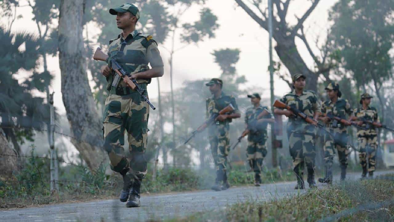 BSF: বাংলাদেশ থেকে অনুপ্রবেশে মরিয়ারা হয়ে উঠছে আক্রমণাত্মক, বিএসএফও মোকাবিলায় প্রস্তুত BSF: বাংলাদেশ থেকে অনুপ্রবেশে মরিয়ারা হয়ে উঠছে আক্রমণাত্মক, বিএসএফও মোকাবিলায় প্রস্তুত
