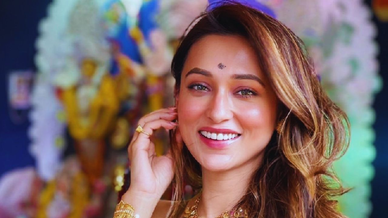 এক বুক আশা নিয়ে সাতসকালে কালীঘাটে মিমি, অন্দরে ঘটল অনেক কিছুই এক বুক আশা নিয়ে সাতসকালে কালীঘাটে মিমি, অন্দরে ঘটল অনেক কিছুই