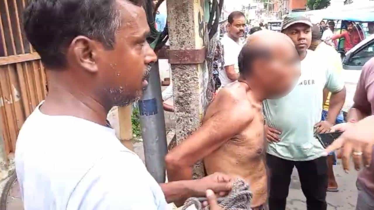 Nabadwip Harassment: অসহিষ্ণু চৈতন্যভূম! ৭০০০ টাকার জন্য পোলে বেঁধে নগ্ন করা হল বৃদ্ধকে Nabadwip Harassment: অসহিষ্ণু চৈতন্যভূম! ৭০০০ টাকার জন্য পোলে বেঁধে নগ্ন করা হল বৃদ্ধকে
