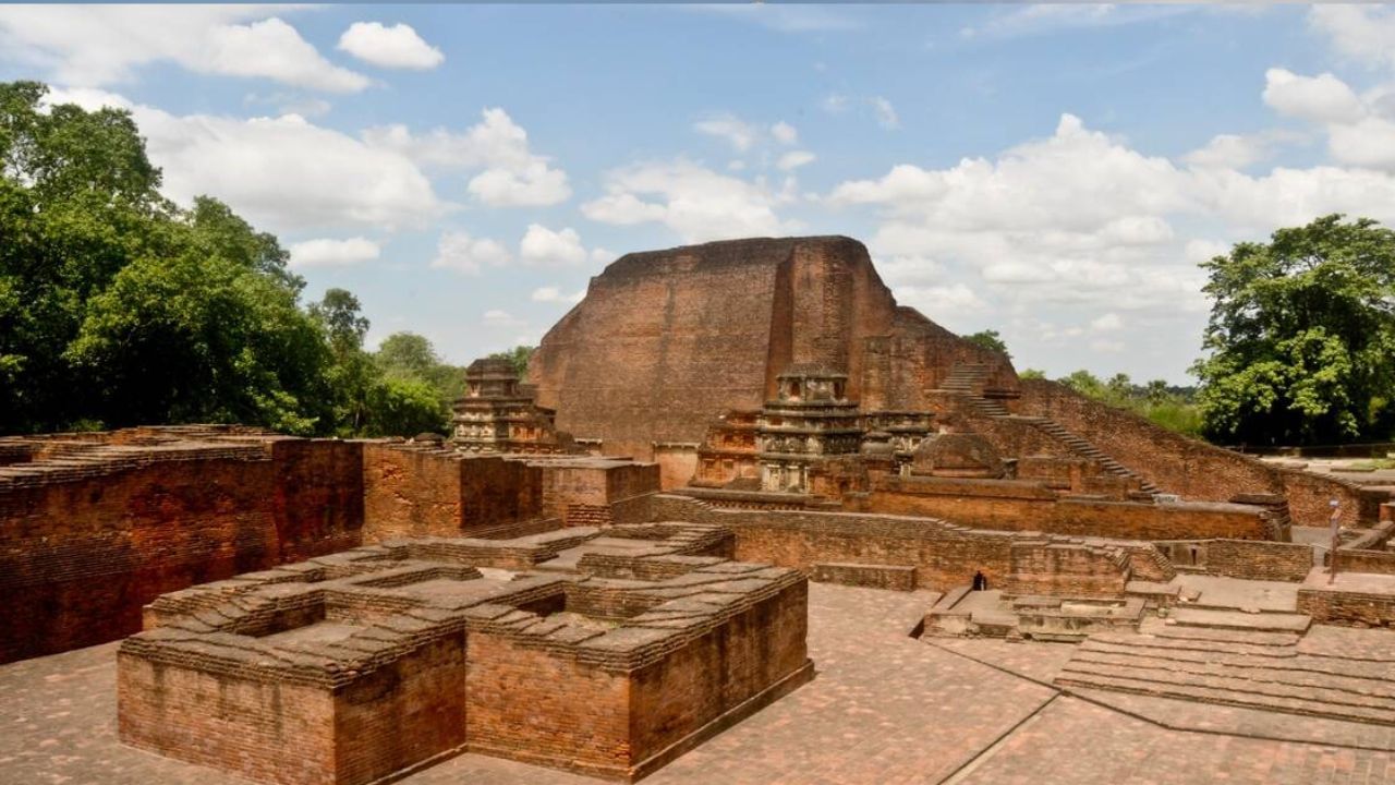 ভারত তথা বিশ্বের প্রাচীনতম বিশ্ববিদ্যালয় ছিল নালন্দা। হিউয়েন সাংয়ের মতো চিনা পর্যটকও এখানে এসেছিলেন এবং নালন্দাকে ঘিরে ভারতের নানা গৌরবময় ইতিহাস রয়েছে। তাই এবারের বাজেটে নালন্দার পর্যটনে বিশেষ জোর দেওয়া হয়েছে