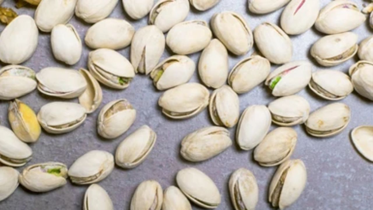 Nut Peel Benefits: বাদাম খাওয়ার পর খোসা ফেলে দেবেন না, ত্বক ও চুলের জন্য দারুণ উপকারী Nut Peel Benefits: বাদাম খাওয়ার পর খোসা ফেলে দেবেন না, ত্বক ও চুলের জন্য দারুণ উপকারী