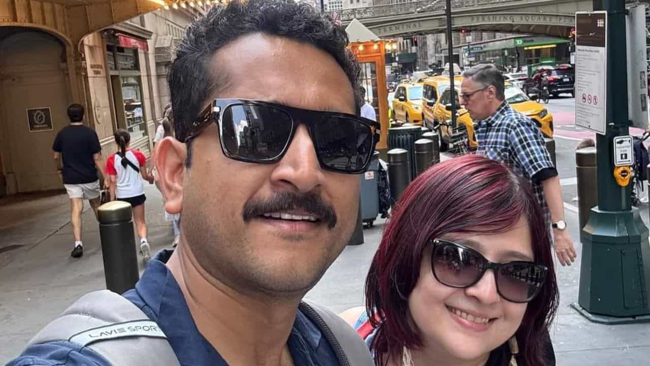 স্ত্রী পিয়াকে জড়িয়ে নীলে নীল পরমব্রত, জানালেন লিটল মাস্টারের কথাও... স্ত্রী পিয়াকে জড়িয়ে নীলে নীল পরমব্রত, জানালেন লিটল মাস্টারের কথাও...