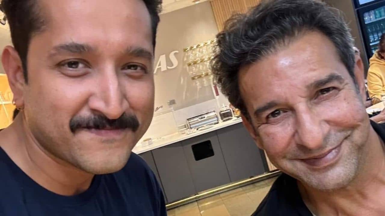 পরমব্রতর স্বপ্নপূরণ! শিকাগো বিমানবন্দরে একান্ত সময় কাটালেন পাকিস্তানি ক্রিকেট তারকা ওয়াসিম আক্রমের সঙ্গে