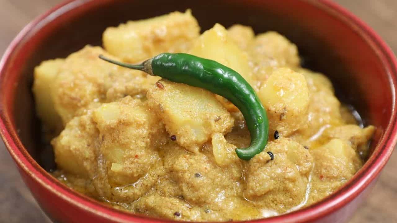 বাঙালি পোস্ত বলতে অজ্ঞান। গরম ডাল-ভাত আর আলু-পোস্ত জমিয়ে দিতে পারে লাঞ্চ। তাছাড়া পোস্ত দিয়ে খাবারের তালিকাও নেহাত কম নয়। যদিও পোস্তকে এক ধরনের নেশা দ্রব্য হিসেবেও গণ্য করা হয়। কিন্তু পোস্ত খাওয়ার অনেক উপকারিতা রয়েছে।