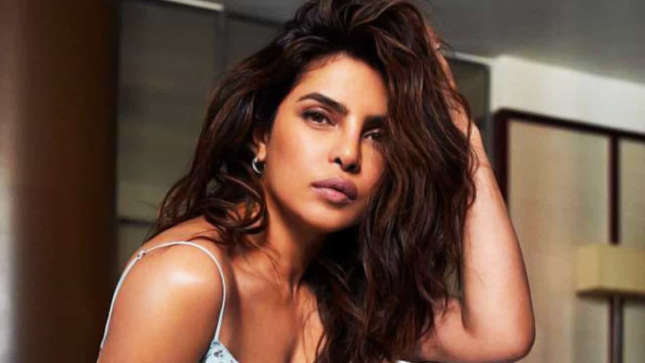 'এভাবে অপমান...', দেশে ফিরতেই মুখ পুড়ল প্রিয়াঙ্কা চোপড়ার! 'এভাবে অপমান...', দেশে ফিরতেই মুখ পুড়ল প্রিয়াঙ্কা চোপড়ার!