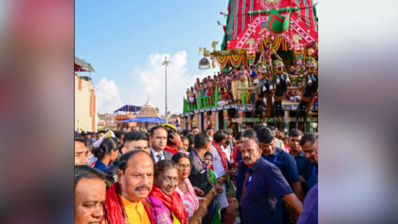 পুরীর রথযাত্রা উৎসবে এবারে সামিল হয়েছেন রাষ্ট্রপতি দ্রৌপদী মুর্মুও, যা পুরীর রথযাত্রা উৎসবে নতুন ইতিহাস গড়ল। রাষ্ট্রপতির সঙ্গে রথের রশিতে টান দেন ওড়িশার মন্ত্রী থেকে শাসকদলের নেতৃবৃন্দ