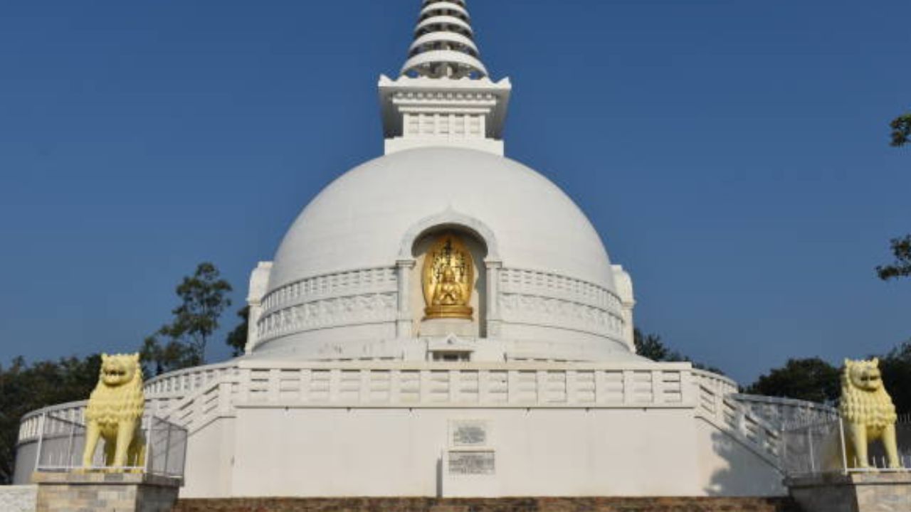 বিহারের অন্যতম পর্যটনকেন্দ্র হল রাজগীর। পাহাড় ঘেরা এই স্থানে এলে যেন ইতিহাস কথা বলে। এখানে অনেক প্রাচীন মঠ, প্রাসাদের ধ্বংসাবশেষ ও উষ্ণ প্রস্রবন রয়েছে। এছাড়া পাহাড়ের উপর অবস্থিত প্যাগোডা, বিশ্ব শান্তি স্তূপ, গ্লাস ব্রিজ দেখার মতো। রোপওয়ে করে পাহাড়ের উপর ওঠার মজাও পাবেন