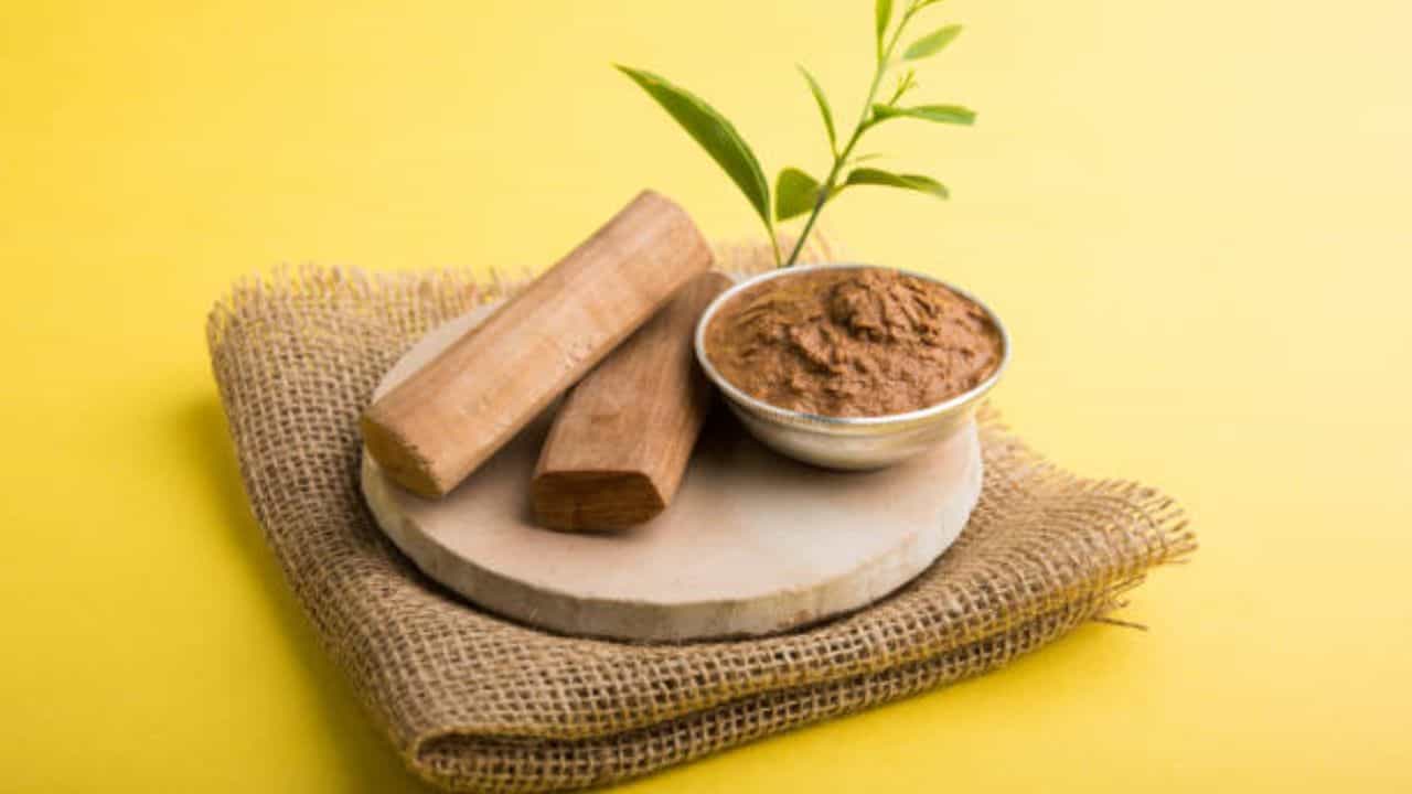ফর্সা, নিখুঁত ত্বকের যত্নে আজও চন্দন অপরিহার্য। চন্দন হল এমন একটি উপাদান, যা ত্বকের সমস্যা একশো হাত দূরে রাখে। তাছাড়া এটি ত্বকের কোনও ক্ষতি করে না।