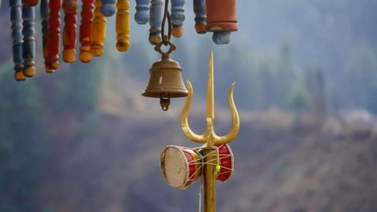 মিথুন রাশি: সাওয়ান শিবরাত্রির দিন থেকে মিথুন রাশির জাতকদের উপর ভোলেনাথের আশীর্বাদ বর্ষিত হবে। ব্যবসায় দারুণ উন্নতি হবে তরতরিয়ে।মানসিক চাপ থেকে দূরে থাকবেন, মন থাকবে ফুরফুরে। শিক্ষা প্রতিযোগিতায় সাফল্য পেতে পারেন নিমেষের মধ্যে। চিন্তা করার ও বোঝার ক্ষমতা বৃদ্ধি পাবে। মোদ্দা কথা হল, সবদিক থেকে আপনার জীবনে উন্নতি ও সফল হবে।