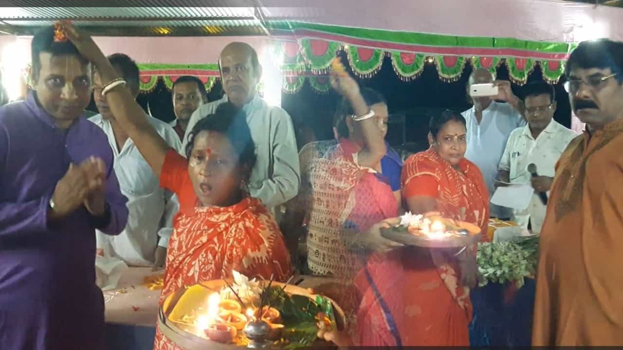 Bangladesh: উলুধ্বনি, মিষ্টিমুখে ১০০ জামাইকে বরণ Bangladesh: উলুধ্বনি, মিষ্টিমুখে ১০০ জামাইকে বরণ