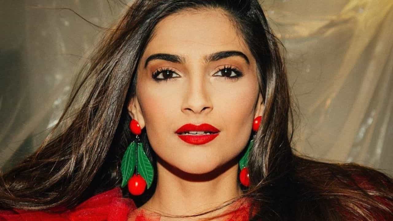 সোনম কাপুরকে হাতে সাড়ে তিন হাজার টাকা গুঁজে দিতেন সঞ্জয় লীলা ভানসালী সোনম কাপুরকে হাতে সাড়ে তিন হাজার টাকা গুঁজে দিতেন সঞ্জয় লীলা ভানসালী