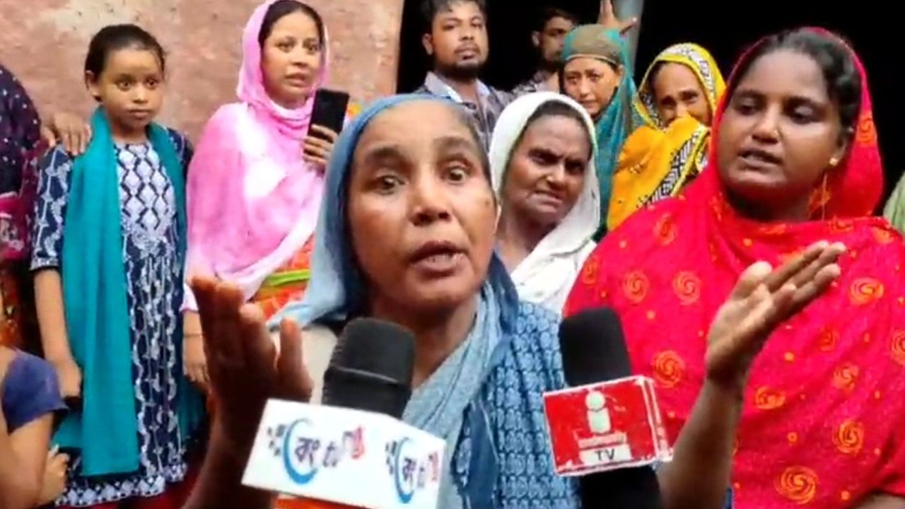 Murshidabad: দুপুরে খেয়েদেয়ে স্ত্রীর সঙ্গে ঘুম! কিন্তু বন্ধ ঘরে চন্দনের হাল দেখে বিস্ময়ে হতবাক গোটা এলাকা Murshidabad: দুপুরে খেয়েদেয়ে স্ত্রীর সঙ্গে ঘুম! কিন্তু বন্ধ ঘরে চন্দনের হাল দেখে বিস্ময়ে হতবাক গোটা এলাকা
