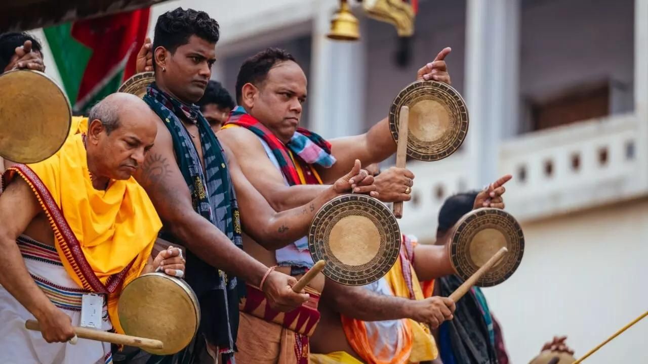 রীতি অনুসারে, উল্টোরথের দিন মাসির বাড়ি থেকে নিজ বাড়ি রওনা দেন জগন্নাথদেব। ক্যালেন্ডার অনুযায়ী, আষাঢ় মাসের শুক্লা পক্ষের দ্বিতীয়া তিথিতে পালিত হয় রথযাত্রা উত্‍সব। তার ঠিক আট দিন পর, অর্থাত ন'দিনের মাথায় দশমী তিথিতে উল্টোরথ যাত্রা পালিত হয়।