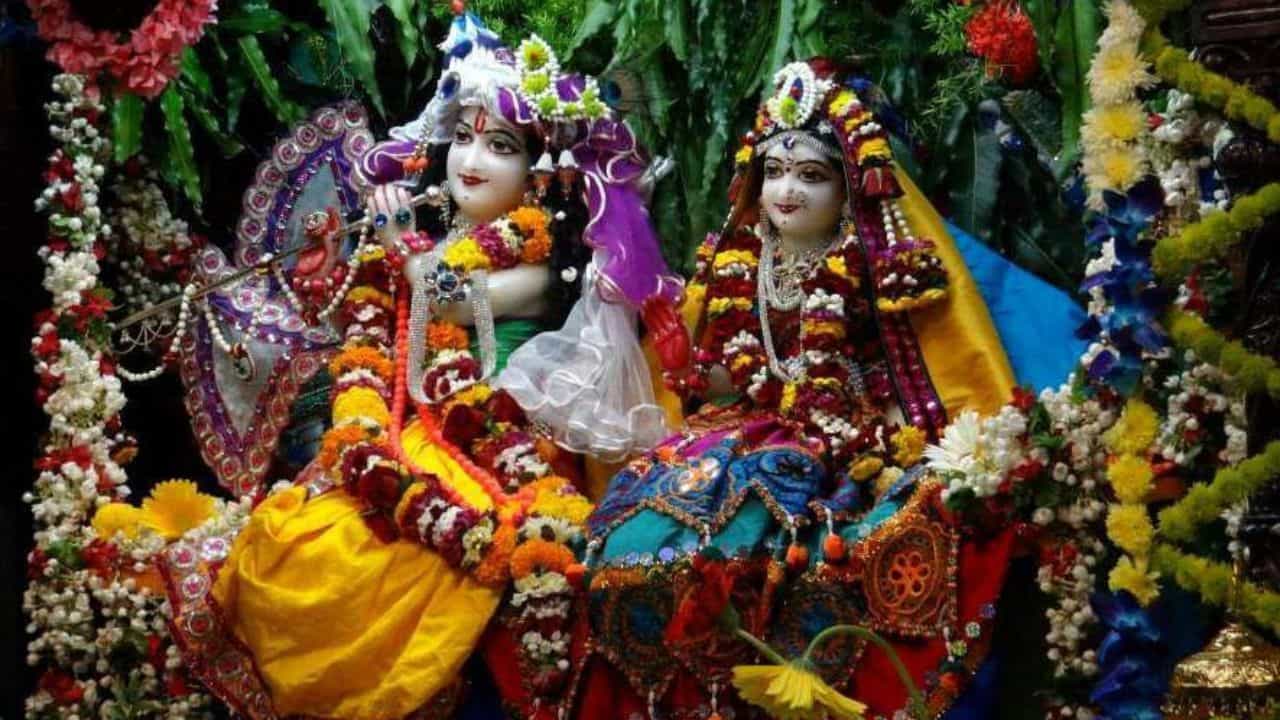এখন শ্রাবণ মাস। মানে শিবের মাস। তবে একা মহাদেব নয়, হিন্দু শাস্ত্র মতে এই মাসের আরও একটি গুরুত্ব রয়েছে। এই মাসেই মহা ধুমধামে পুজিত হন স্বয়ং দেবাদিদেবের আরাধ্য ভগবান সংসারের রক্ষাকর্তা বিষ্ণুর অষ্টম অবতার শ্রীকৃষ্ণ।