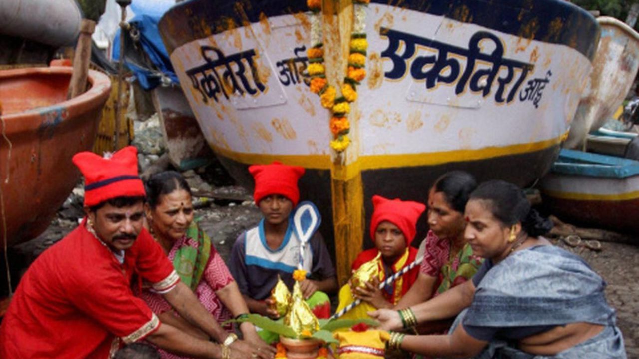 মহারাষ্ট্র - মহারাষ্ট্রে এই রাখী পূর্ণিমা 'নারিয়াল পূর্ণিমা' নামেও পরিচিত। শ্রাবণ মাসের শেষ দিনে এই পূর্ণিমা তিথিতে সমুদ্র উপকূলবর্তী মহারাষ্ট্রে বিশেষ ভাবে পালন করা হয়। এই দিন সমুদ্রে নারকেল অর্পণ করে এখানকার মানুষ ভগবান বিষ্ণুর প্রার্থনা করেন।