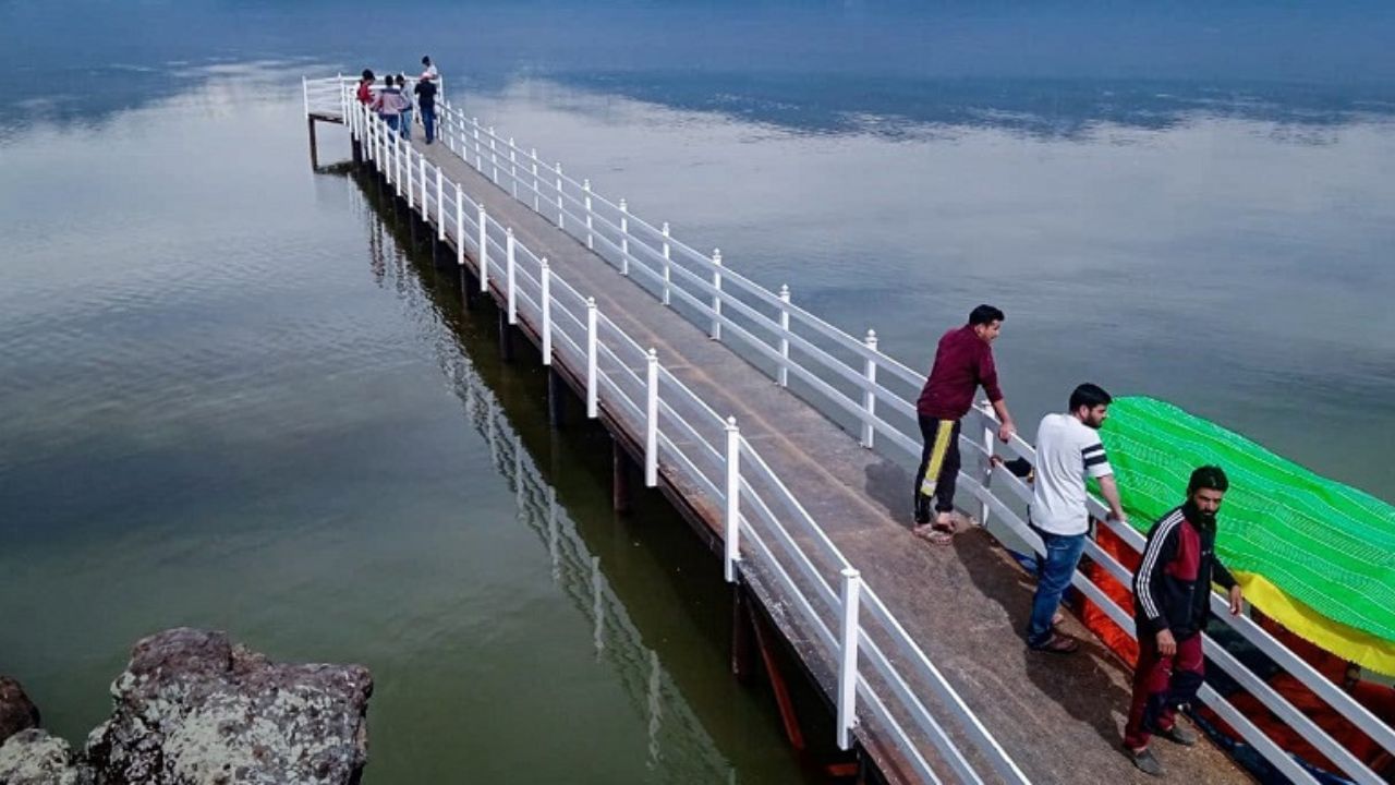 এখানকার প্রাকৃতিক পরিবেশ বলে বলে গোল দিতে পারে পহেলগাঁও, গুলমার্গ, সোনমার্গকে।  শ্রীনগর থেকে বান্ডিপুরার দূরত্ব ৮০ কিলোমিটার। বান্ডিপুরা থেকে সোপুরের মধ্য দিয়ে পাহাড়ি পথ ধরে পাঁচ কিলোমিটার হাঁটলেই পৌঁছে যাবেন ভারতের 'বাংলাদেশে।'