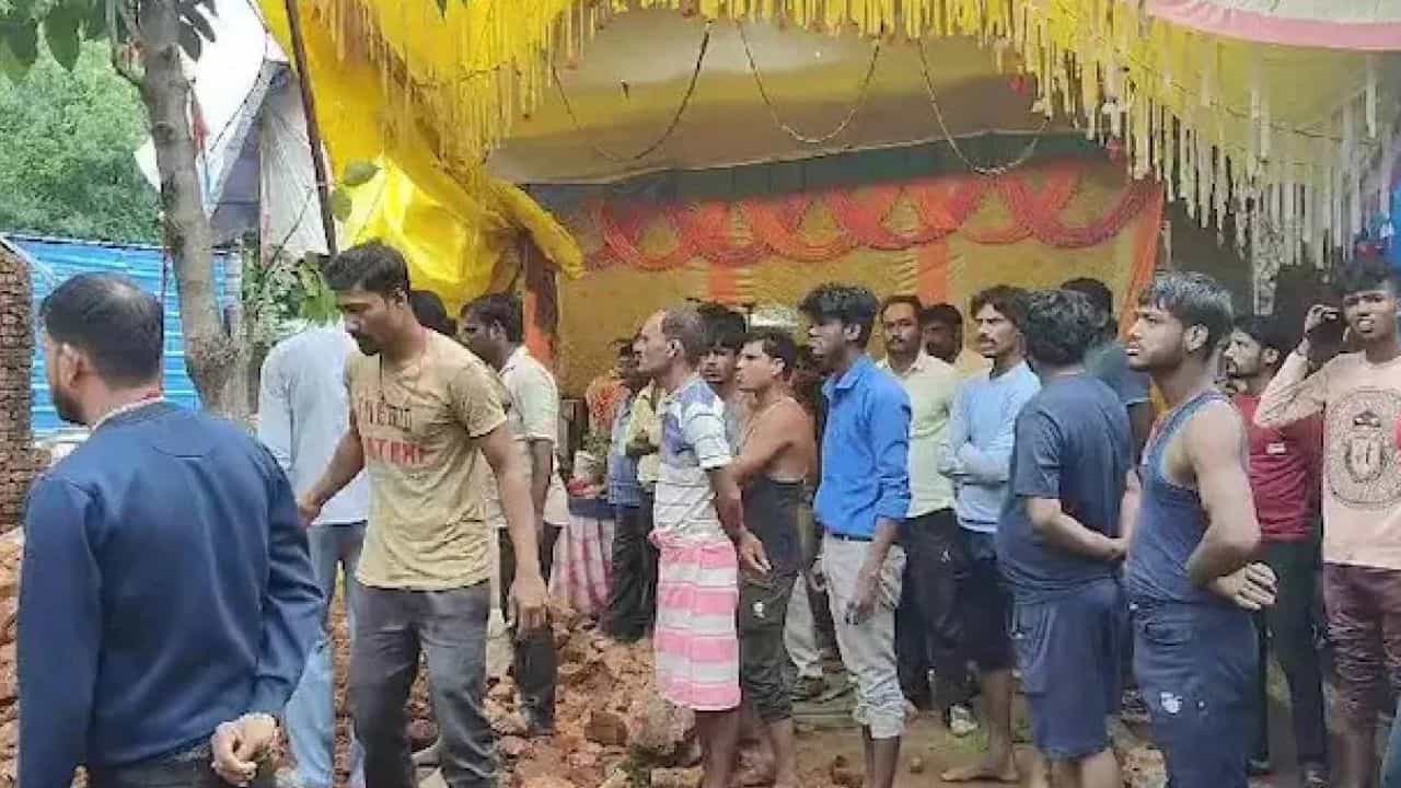 wall collapsed: শিব বানাতে গিয়ে হঠাৎ বিপর্যয়, মৃত্যু হল ৯ শিশুর wall collapsed: শিব বানাতে গিয়ে হঠাৎ বিপর্যয়, মৃত্যু হল ৯ শিশুর