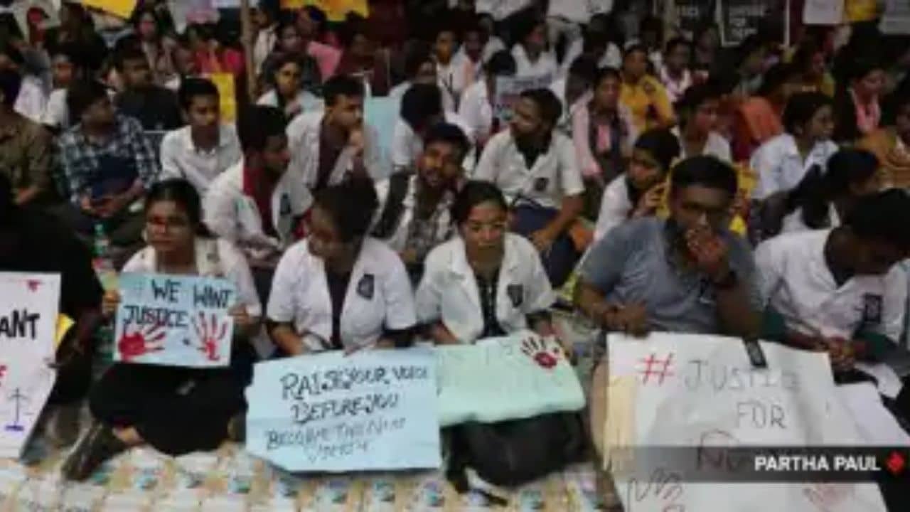 R G Kar: আবেদনে না, আন্দোলন জারি রাখার সিদ্ধান্ত AIIMS-এর রেসিডেন্ট ডাক্তারদের