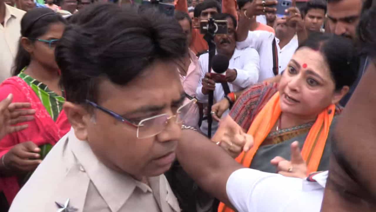 Agnimitra Paul: 'যেখানে ধর্ষণ হয়েছিল, সেখানে ছিলেন?', অগ্নিমিত্রার প্রশ্ন শুনে পালালেন থানার ওসি Agnimitra Paul: 'যেখানে ধর্ষণ হয়েছিল, সেখানে ছিলেন?', অগ্নিমিত্রার প্রশ্ন শুনে পালালেন থানার ওসি