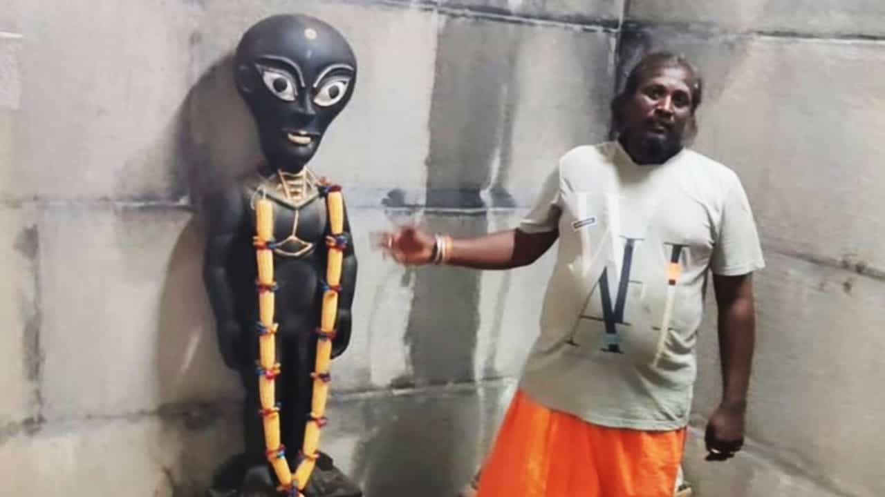 Tamil Nadu: একটাই মন্দির, কালো রঙ, দেহ ছোট, মাথা বড়; এটা আবার কোন দেবতা? Tamil Nadu: একটাই মন্দির, কালো রঙ, দেহ ছোট, মাথা বড়; এটা আবার কোন দেবতা?
