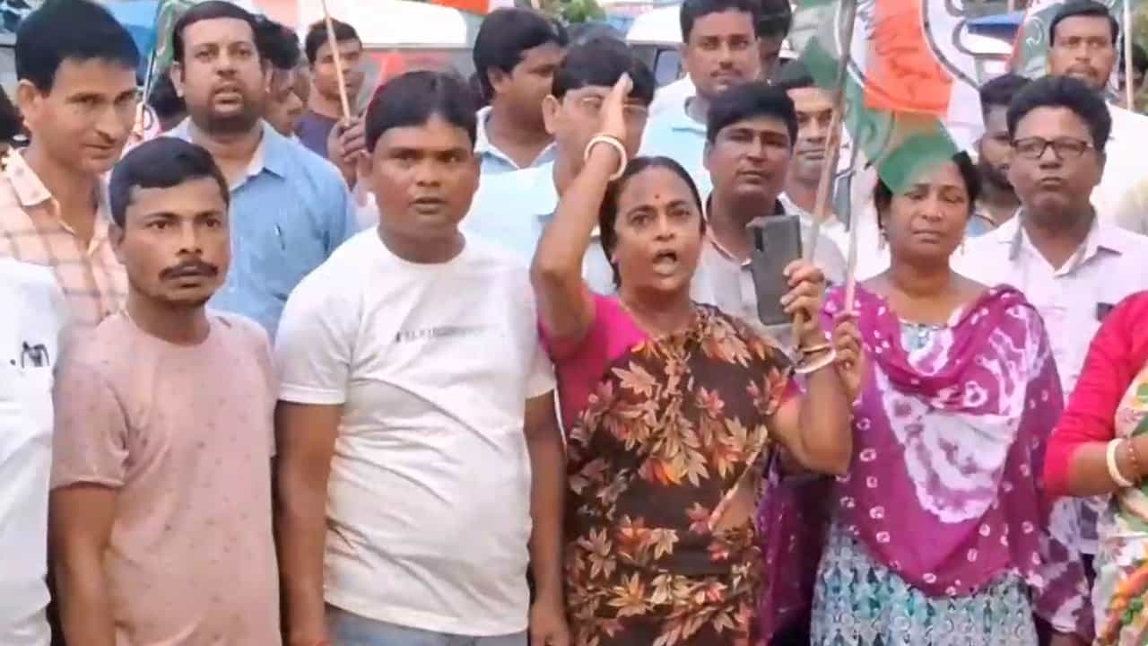 BJP MLA: মেরে হাত-পা ভেঙে দেওয়ার 'হুঁশিয়ারি’, বিতর্কের মধ্যেই TMC নেতাদের পাল্টা ‘চ্যালেঞ্জ’ অমরনাথেরও BJP MLA: মেরে হাত-পা ভেঙে দেওয়ার 'হুঁশিয়ারি’, বিতর্কের মধ্যেই TMC নেতাদের পাল্টা ‘চ্যালেঞ্জ’ অমরনাথেরও