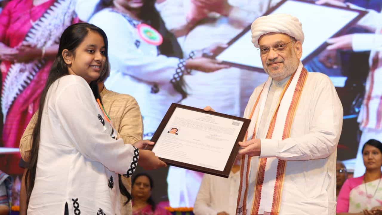 Amit Shah provides CAA certificates: CAA ফোটাল মুখে হাসি, আজ থেকে ভারতের নাগরিক ১৮৮ উদ্বাস্তু Amit Shah provides CAA certificates: CAA ফোটাল মুখে হাসি, আজ থেকে ভারতের নাগরিক ১৮৮ উদ্বাস্তু