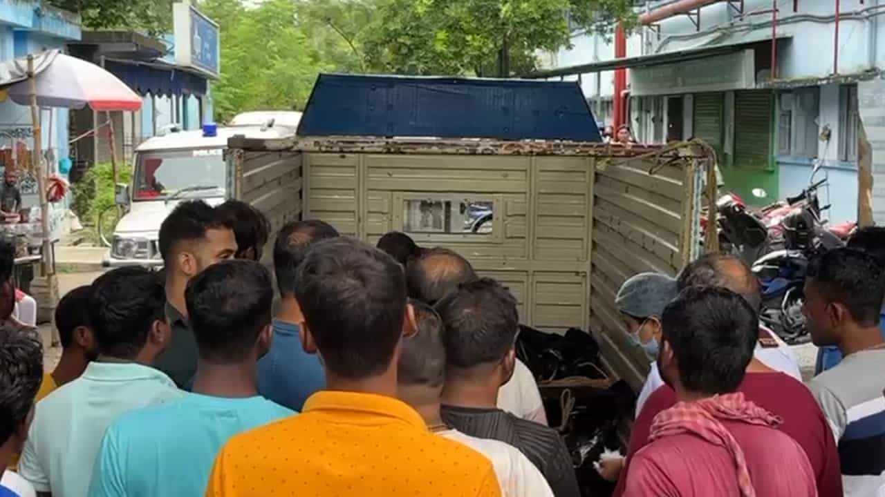 Hanging Body: মা-বাবার সঙ্গেই ৮ বছরের মেয়ের ঝুলন্ত দেহ উদ্ধার অশোকনগরে, খুন না আত্মহত্যা? বাড়ছে রহস্য Hanging Body: মা-বাবার সঙ্গেই ৮ বছরের মেয়ের ঝুলন্ত দেহ উদ্ধার অশোকনগরে, খুন না আত্মহত্যা? বাড়ছে রহস্য
