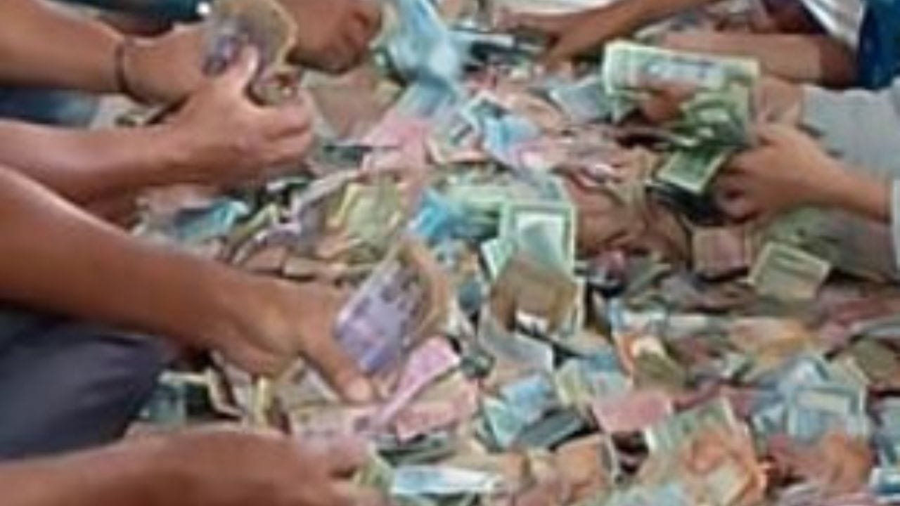 বিভিন্ন ধর্ম-বর্ণের নারী-পুরুষ মানত নিয়ে আসেন এই মসজিদে। তারা নগদ টাকা-পয়সা, সোনা ও রুপার অলঙ্কারের পাশাপাশি গরু, ছাগল, হাঁস-মুরগি দান করেন।