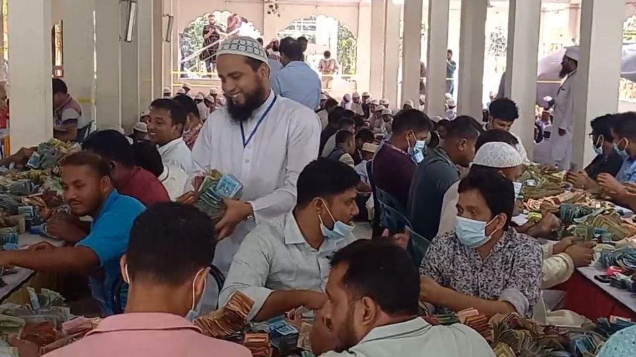 এর আগে গত ২০ এপ্রিলও পাগলা মসজিদের ৯টি দানবাক্স খোলা হয়েছিল। সেবার রেকর্ড ৭ কোটি ৭৮ লাখ ৬৭ হাজার ৫৩৭ টাকা পাওয়া গিয়েছিল। নগদ অর্থ ছাড়াও ঐ সময়ে প্রচুর বৈদেশিক মুদ্রা ও স্বর্ণালঙ্কার পাওয়া গিয়েছিল।