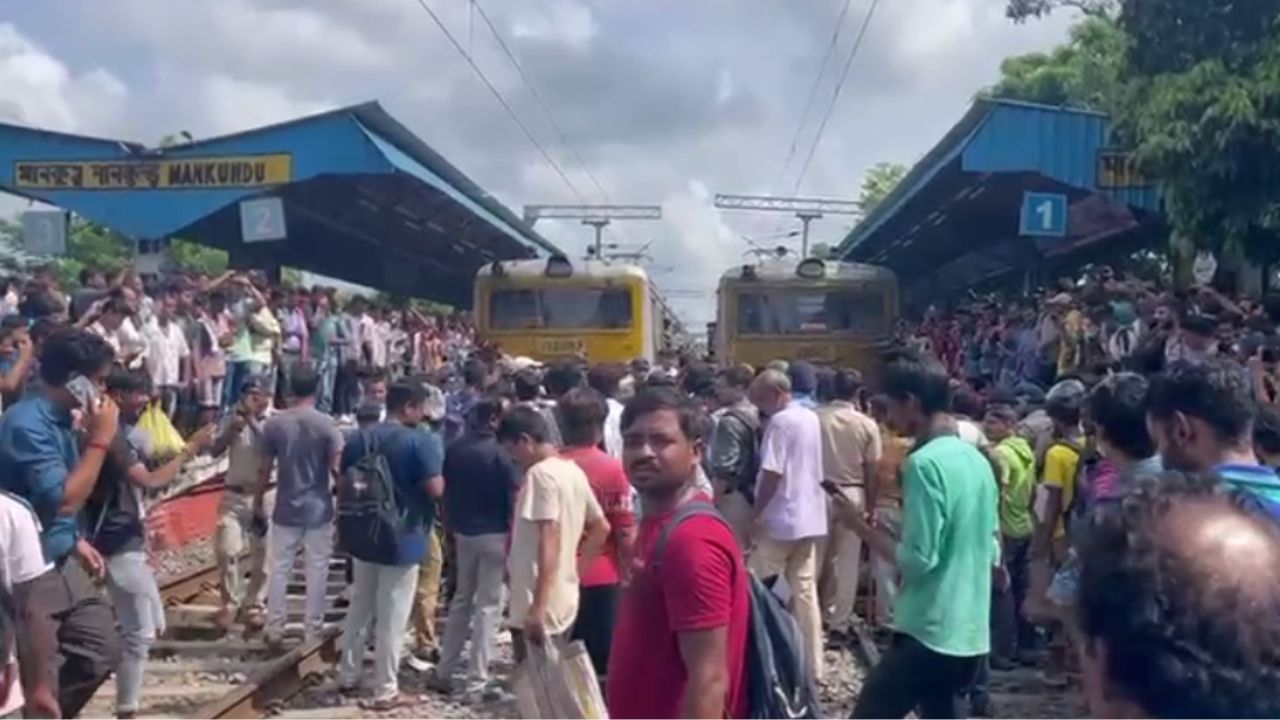 BJP 12 Hour Bandh Live: মানকুণ্ডু স্টেশনে তুলকালাম, রেল অবরোধ করতে যাওয়া মাত্রই লাঠিপেটা করে ভাগাল পুলিশ BJP 12 Hour Bandh Live: মানকুণ্ডু স্টেশনে তুলকালাম, রেল অবরোধ করতে যাওয়া মাত্রই লাঠিপেটা করে ভাগাল পুলিশ