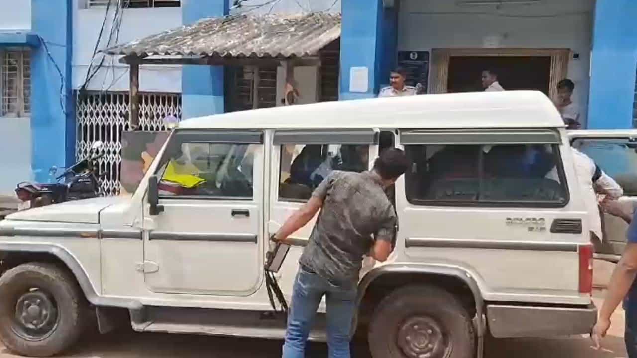 Bankura: বাইক-মোবাইল ছিনতাই করেও হল না শেষ রক্ষা, শেষ পর্যন্ত তিন চোরের যা হাল হল… Bankura: বাইক-মোবাইল ছিনতাই করেও হল না শেষ রক্ষা, শেষ পর্যন্ত তিন চোরের যা হাল হল…