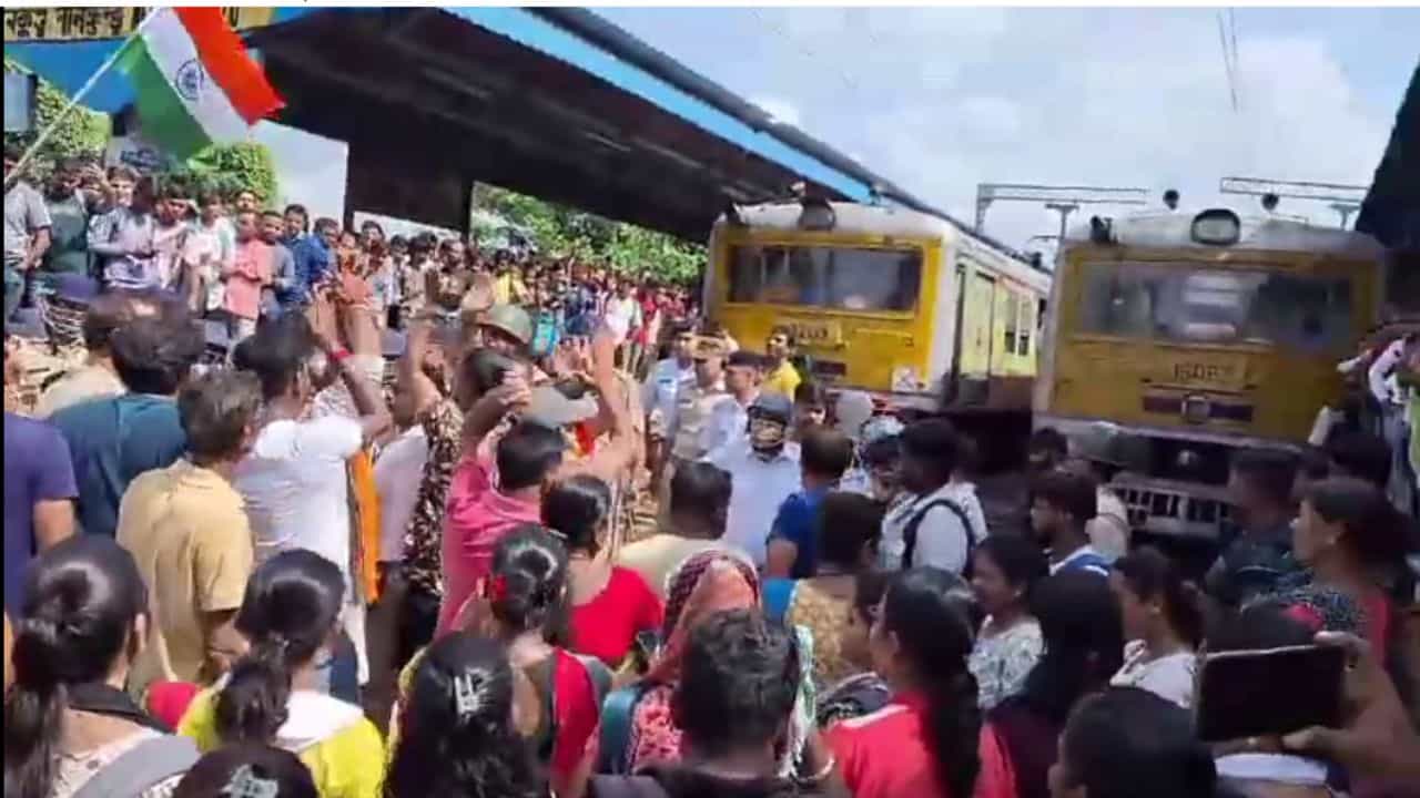 BJP 12 Hour Bandh: জাতীয় পতাকা রেললাইনে রেখে অবরোধ, লাঠিপেটা করে বিজেপি কর্মীদের হটাল পুলিশ BJP 12 Hour Bandh: জাতীয় পতাকা রেললাইনে রেখে অবরোধ, লাঠিপেটা করে বিজেপি কর্মীদের হটাল পুলিশ