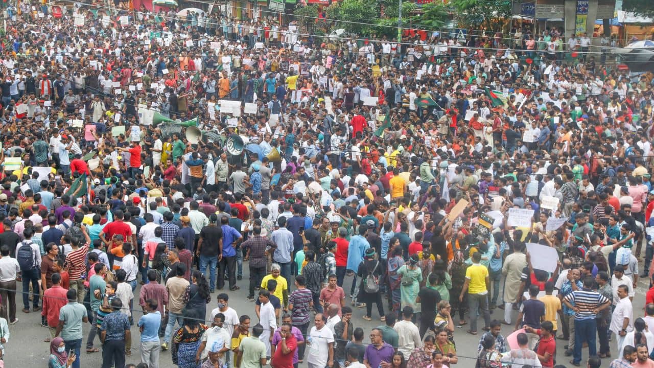 Bangladesh Protest: অশান্ত বাংলাদেশ ফের চলল গুলি, ইসলামী ব্যাঙ্কে ২ পক্ষের সংঘর্ষ, গুলিবিদ্ধ ৬