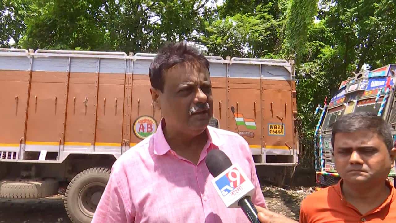 Bangladesh Border: বর্ডারে দাঁড়িয়ে শত শত ট্রাক, পচছে সবজি, আসছে না জীবনদায়ী ওষুধ, প্রত্যেক দিন ১৪ থেকে ১৬ কোটির লস! Bangladesh Border: বর্ডারে দাঁড়িয়ে শত শত ট্রাক, পচছে সবজি, আসছে না জীবনদায়ী ওষুধ, প্রত্যেক দিন ১৪ থেকে ১৬ কোটির লস!