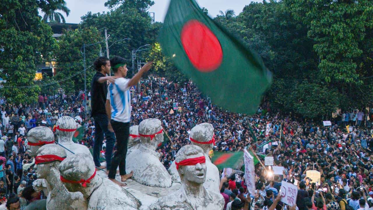 Bangladesh: বাংলাদেশে নিহত হাজারেরও বেশি, অন্ধ শয়ে শয়ে! খোঁজ পড়ল বিদেশি ডাক্তারের Bangladesh: বাংলাদেশে নিহত হাজারেরও বেশি, অন্ধ শয়ে শয়ে! খোঁজ পড়ল বিদেশি ডাক্তারের