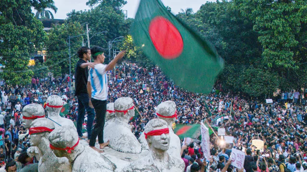 Bangladesh: বিকেল না হতেই মৃত ৩২! জ্বলছে বাংলাদেশ, ফের বন্ধ ইন্টারনেট, জারি কার্ফু Bangladesh: বিকেল না হতেই মৃত ৩২! জ্বলছে বাংলাদেশ, ফের বন্ধ ইন্টারনেট, জারি কার্ফু