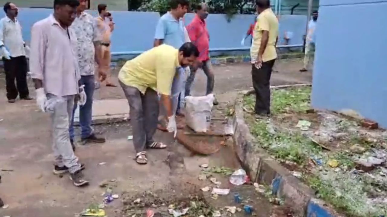 Bankura: হাসপাতাল অপরিচ্ছন্ন, ঝাঁটা হাতে সাফাই বিধায়কের Bankura: হাসপাতাল অপরিচ্ছন্ন, ঝাঁটা হাতে সাফাই বিধায়কের