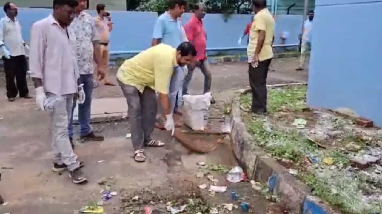 Bankura: হাসপাতাল অপরিচ্ছন্ন, ঝাঁটা হাতে সাফাই বিধায়কের Bankura: হাসপাতাল অপরিচ্ছন্ন, ঝাঁটা হাতে সাফাই বিধায়কের
