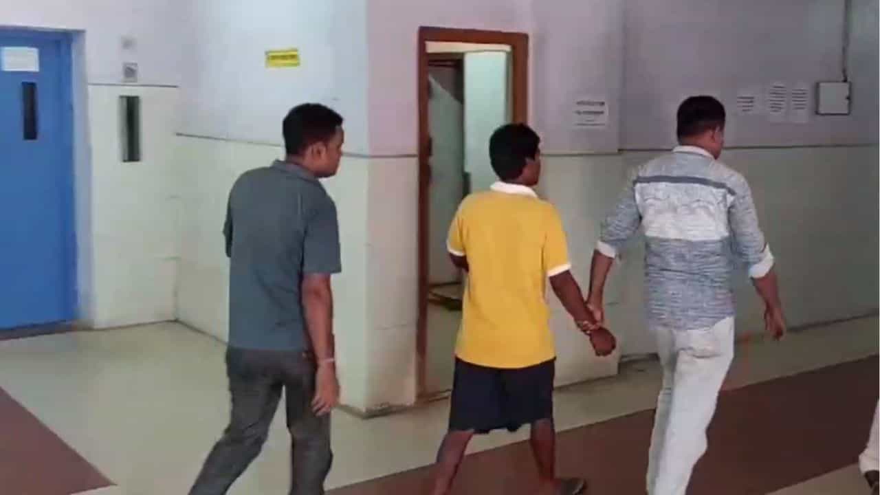 Bankura: ছাড় পাচ্ছেন না মহিলা বিচারকও! গালিগালাজ-নোংরা ইঙ্গিত করে গ্রেফতার Bankura: ছাড় পাচ্ছেন না মহিলা বিচারকও! গালিগালাজ-নোংরা ইঙ্গিত করে গ্রেফতার