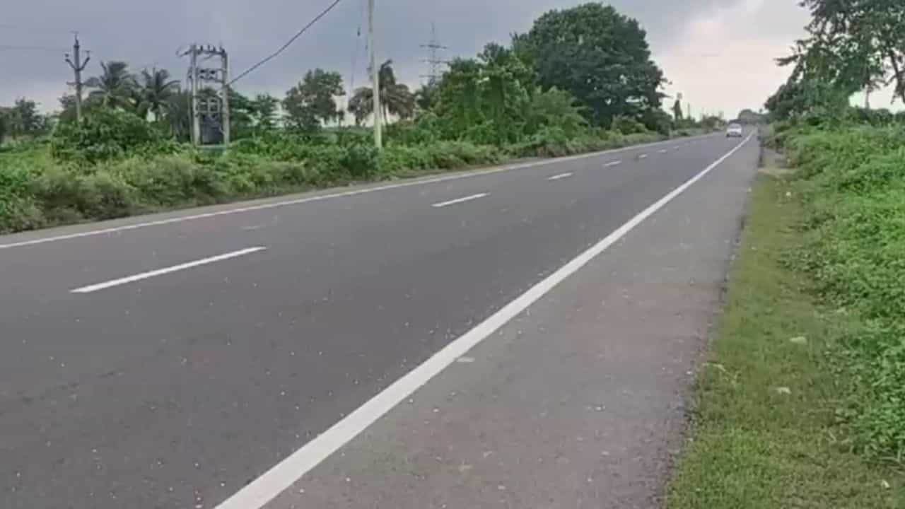 Bankura: তারকেশ্বরে শিবের মাথায় জল ঢালতে যাচ্ছিলেন, পথেই রক্তারক্তিকাণ্ড Bankura: তারকেশ্বরে শিবের মাথায় জল ঢালতে যাচ্ছিলেন, পথেই রক্তারক্তিকাণ্ড