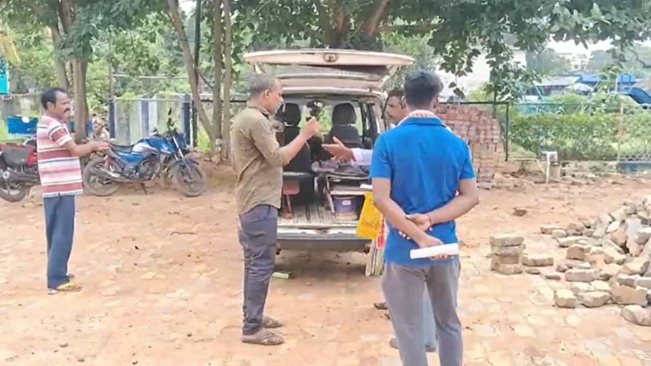 Bankura: প্রতিবেশীর বাড়িতে খেলতে গিয়ে বিদ্যুৎস্পৃষ্ট হয়ে মৃত্যু শিশুর Bankura: প্রতিবেশীর বাড়িতে খেলতে গিয়ে বিদ্যুৎস্পৃষ্ট হয়ে মৃত্যু শিশুর