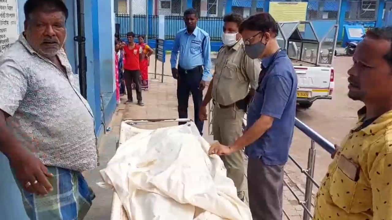 Bankura: জঙ্গলে কাঠ আনতে গিয়ে নিখোঁজ, সকালেই উদ্ধার গৃৃহবধূর অর্ধনগ্ন দেহ Bankura: জঙ্গলে কাঠ আনতে গিয়ে নিখোঁজ, সকালেই উদ্ধার গৃৃহবধূর অর্ধনগ্ন দেহ