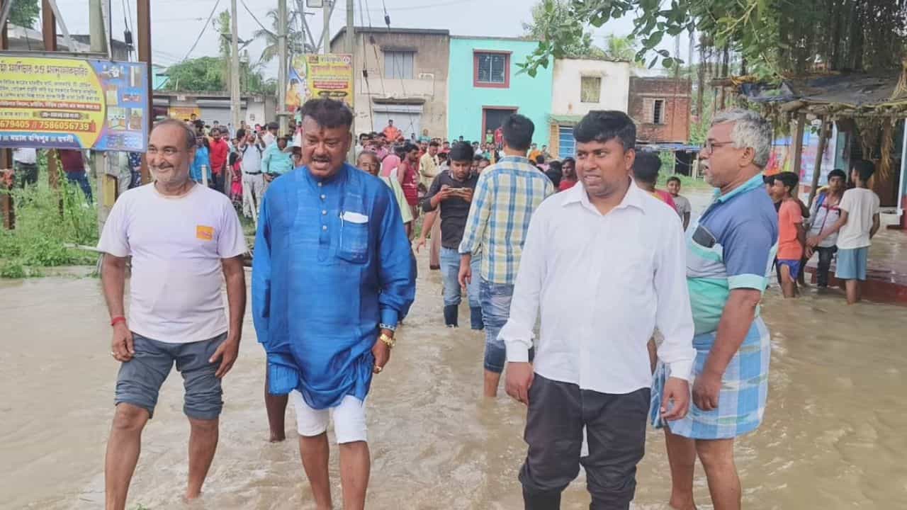 Khanakul: জল পাড়িয়ে এলাকা ঘুরলেন মন্ত্রী বেচারাম, BJP বলল 'সব ফটোশুটের জন্য' Khanakul: জল পাড়িয়ে এলাকা ঘুরলেন মন্ত্রী বেচারাম, BJP বলল 'সব ফটোশুটের জন্য'