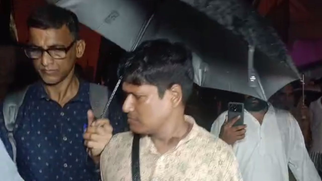 Nabanna: মঙ্গলের প্রস্তুতি খতিয়ে দেখতে গিয়েছিলেন, ভাস্করকে সরিয়ে দিল পুলিশ Nabanna: মঙ্গলের প্রস্তুতি খতিয়ে দেখতে গিয়েছিলেন, ভাস্করকে সরিয়ে দিল পুলিশ