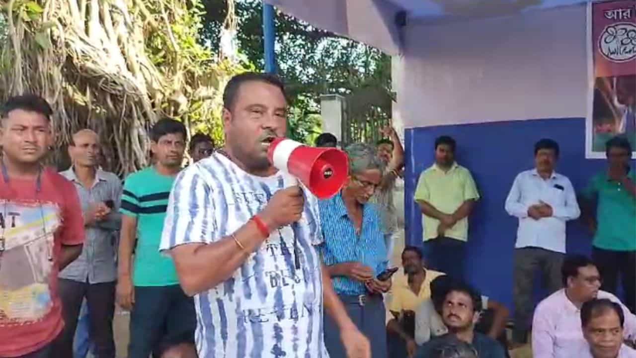 TMC: 'ওদের বৌকে বলবেন তোমার স্বামীকে হাসপাতালের ভাত খাওয়াতে পাঠালাম', BJP নেতারদের ডাং দিয়ে মারার 'পরামর্শ' TMC নেতার TMC: 'ওদের বৌকে বলবেন তোমার স্বামীকে হাসপাতালের ভাত খাওয়াতে পাঠালাম', BJP নেতারদের ডাং দিয়ে মারার 'পরামর্শ' TMC নেতার