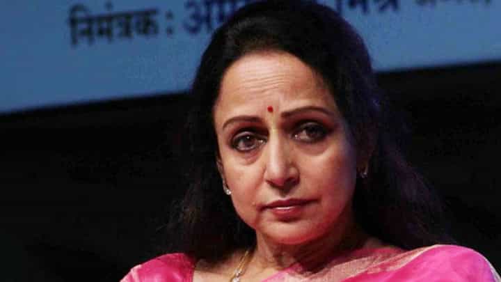 Hema Malini, Bollywood Gossips: ছবি তোলার জন্য আচমকাই জোরাজুরি, আর তারপরেই হেমার সঙ্গে এ কী ঘটল! Hema Malini, Bollywood Gossips: ছবি তোলার জন্য আচমকাই জোরাজুরি, আর তারপরেই হেমার সঙ্গে এ কী ঘটল!
