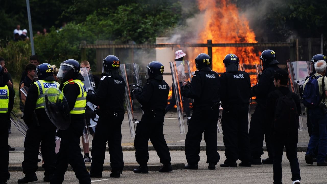 Britain riot: পদ্মাপারের পর দাঙ্গা এবার টেমসের তীরে! বিশেষ নির্দেশ ভারতীয়দের