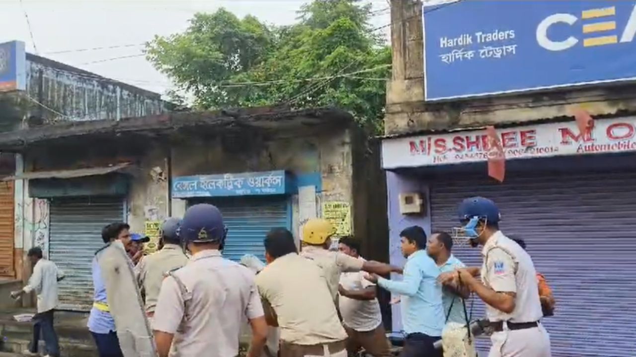 Asansol: রাস্তায় অবরোধের পর বিক্ষোভকারীরা নেমে পড়লেন লাইনে, অবরোধ ট্রেনও Asansol: রাস্তায় অবরোধের পর বিক্ষোভকারীরা নেমে পড়লেন লাইনে, অবরোধ ট্রেনও